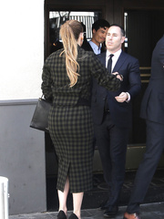 Jennifer Lopez shows off sexy butt