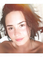 Demi Lovato No Makeup (2 Photos)
